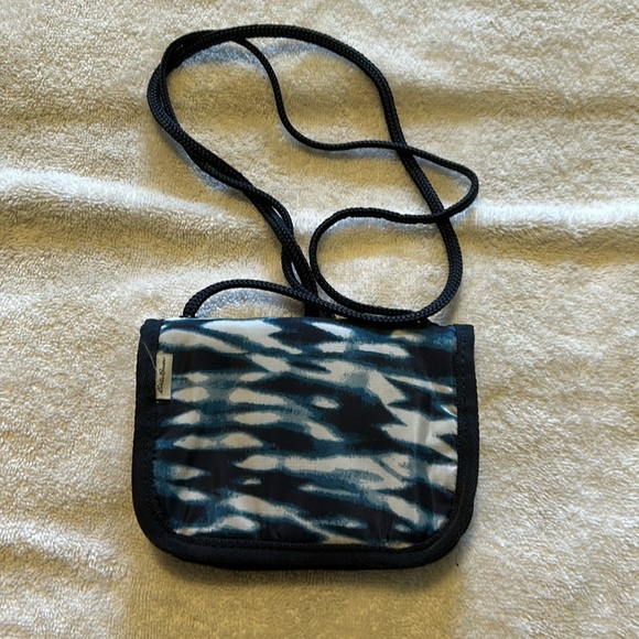 Eddie Bauer Travel Crossbody Wallet. - Picture 1 of 7